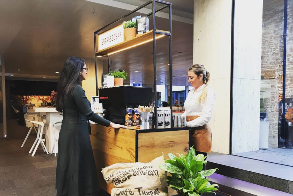 BaristaBadits-Mobiele_Koffiebar-Espressobar_met_lichtbak