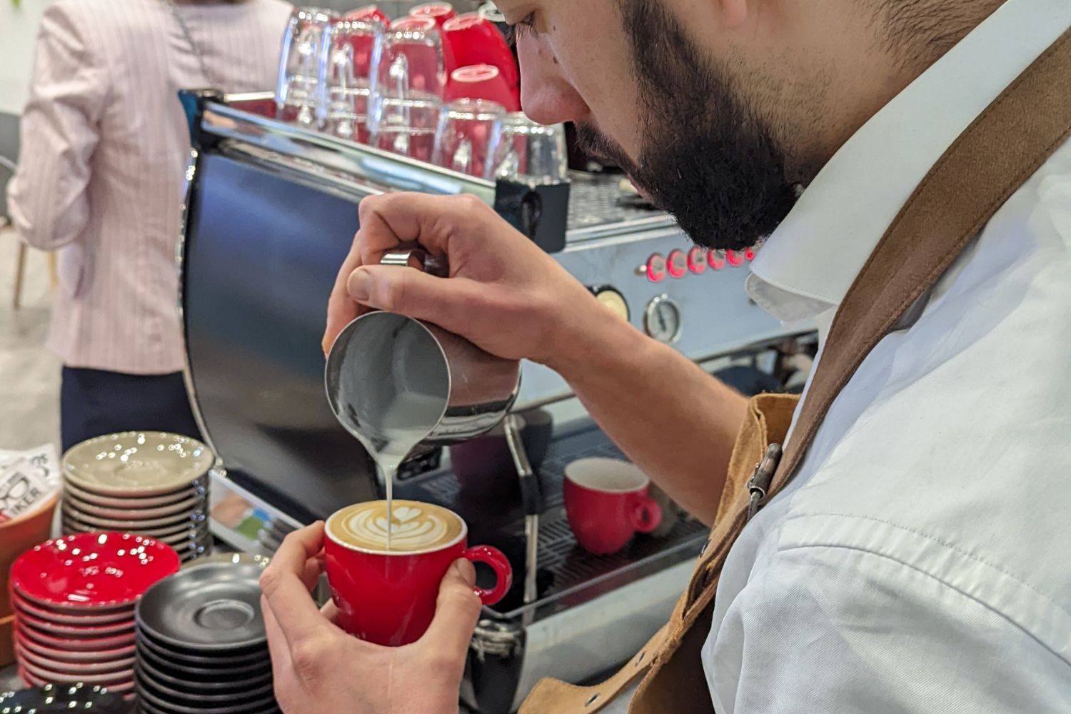 Lees meer over het artikel 3 Redenen waarom barista’s beter zijn dan koffie-automaten